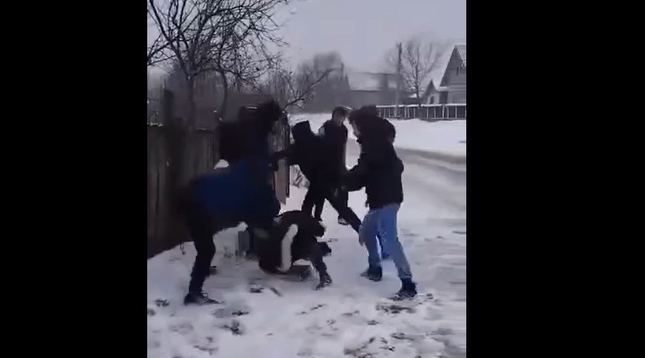  Un puşti din Mogoşeşti este filmat în timp ce cinci colegi îl lovesc cu pumnii şi picioarele până cade la pământ – UPDATE