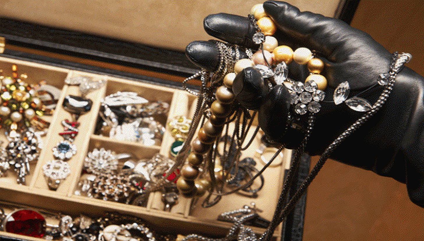  Un zugrav găsit pe internet a plecat cu toate bijuteriile proprietarei care l-a angajat