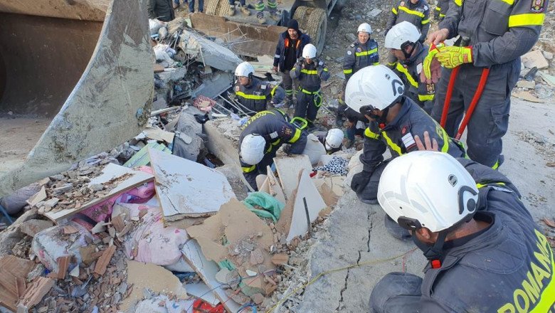  Turcia: Salvatorii români au scos de sub ruine până acum patru persoane