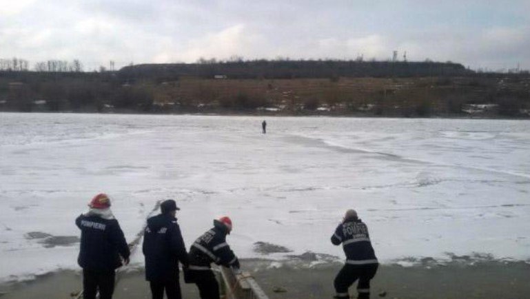  Doi copii s-au aventurat cu bicicletele pe apa îngheţată a unui lac, dar gheaţa s-a rupt