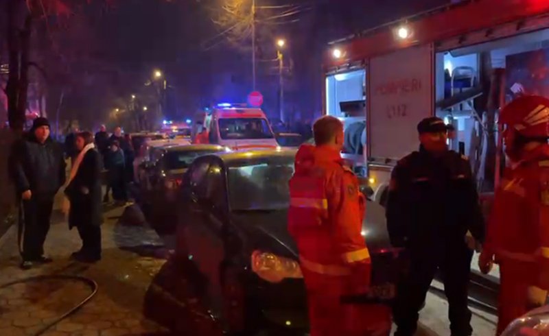  VIDEO Panică, foc și fum la un bloc de pe  str. Gheorghe Doja. 10 persoane s-au autoevacuat