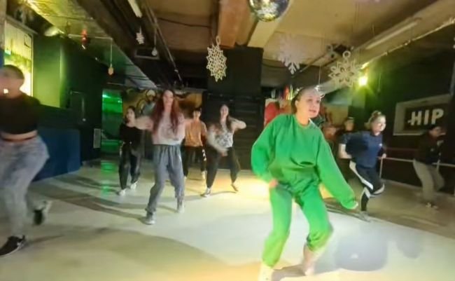  VIDEO: Alexia, fata cu mâinile replantate în urma accidentului de la Paşcani, a dansat pentru prima dată de la incident