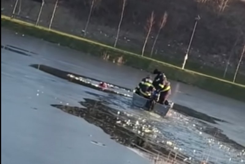  VIDEO Minutul dramatic în care pompierii îi salvează de la înec sigur pe cei doi copii căzuți în răul Olt