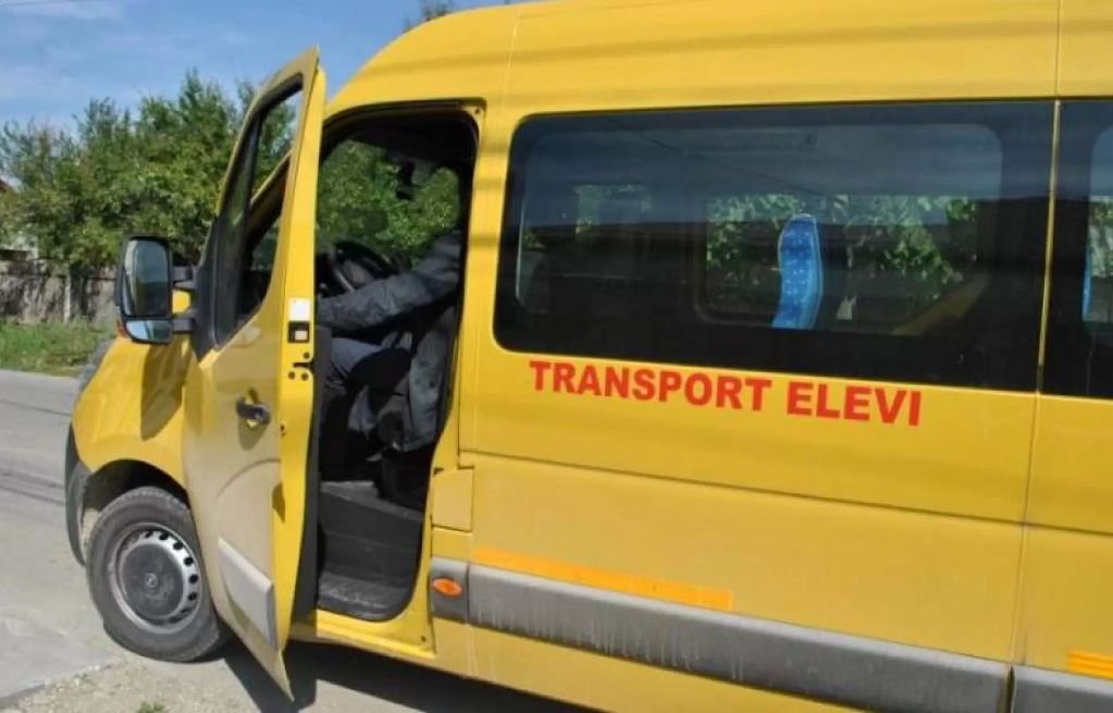  Şofer de microbuz şcolar, prins băut la volan, în timp ce transporta elevi