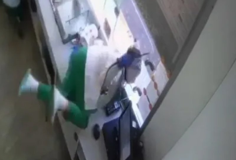  VIDEO Cum au reacționat două angajate din Tg. Jiu surprinse de cutremur. Una a sărit pe geam