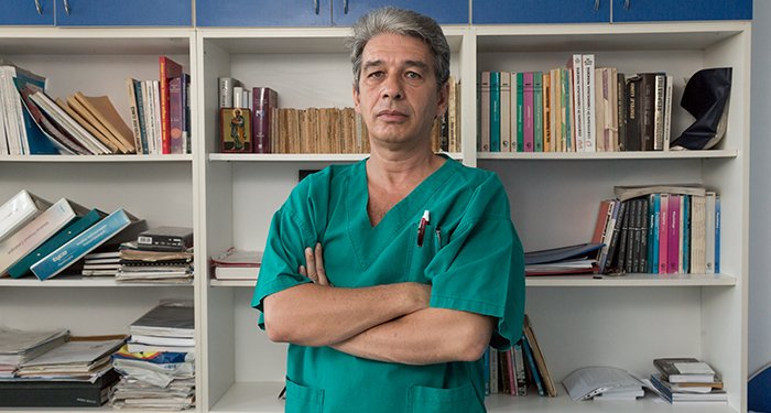  Un chirurg toracic, autor de succes, va vorbi la UMF Iaşi despre Eminescu