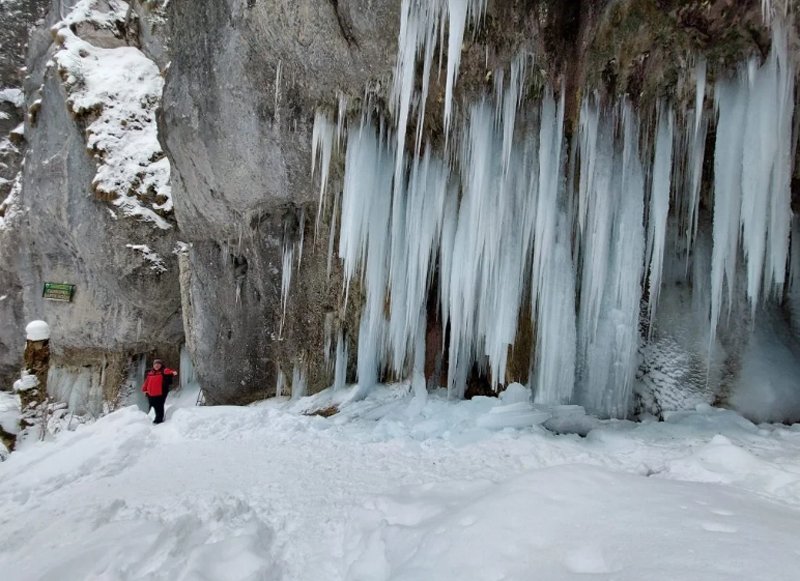  FOTO Spectacolul gheții în natură, surprins la Canionul 7 Scări: Imagini deosebite cu defileul din masivul Piatra Mare
