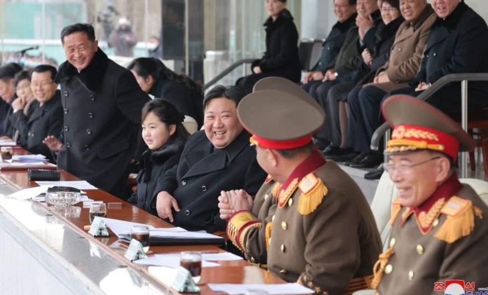  Coreea de Nord: Kim Jong Un şi fiica „preaiubită” au fost prezenţi la un eveniment sportiv