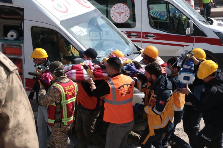  Copil găsit în viaţă după ce a stat 296 de ore sub dărâmături în Turcia