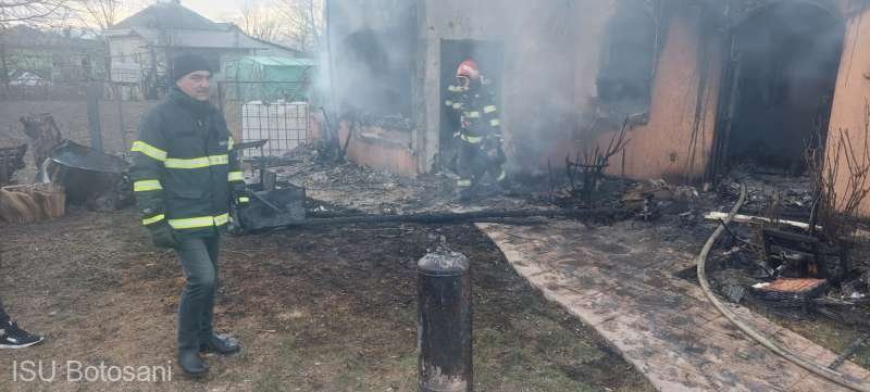  Botoşani: Bărbat cu arsuri, transportat la spital, în urma unui incendiu izbucnit în locuinţa sa