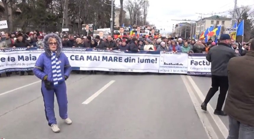  Zi tensionată la Chişinău, unde are loc un amplu protest organizat de forţe proruse