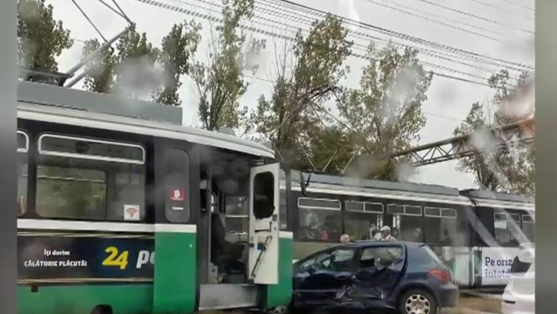  Accident cu un tramvai și o mașină în Nicolina. O victimă, transportată la spital