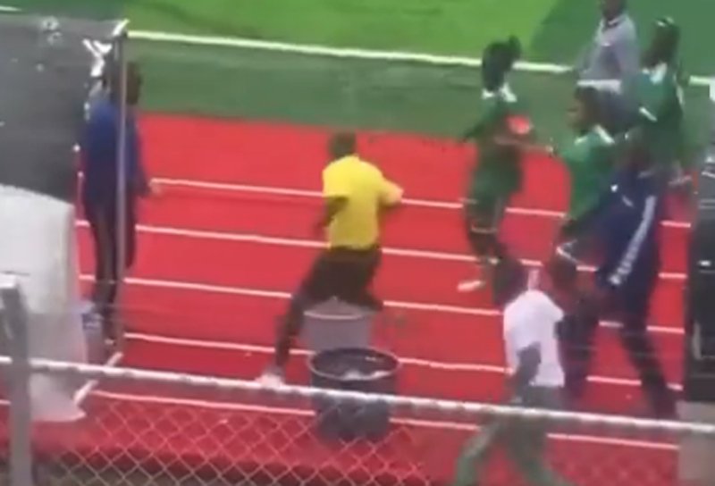  VIDEO Arbitru bătut măr de jucătoare la un meci de fotbal feminin