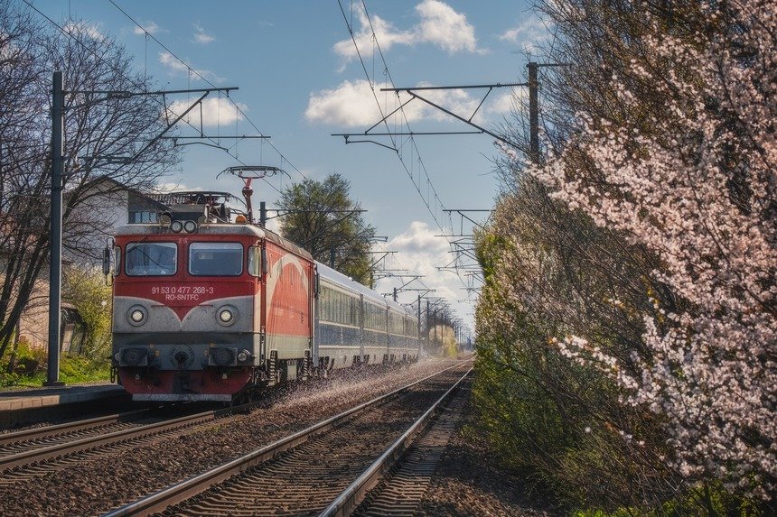  Regionala Iaşi: Două trenuri de călători au întârzieri mai mari de o oră, din cauza unor copaci doborâţi de vânt