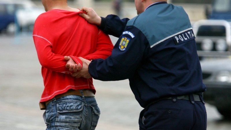  Tânăr arestat preventiv după ce a lovit un poliţist care încerca să-l imobilizeze