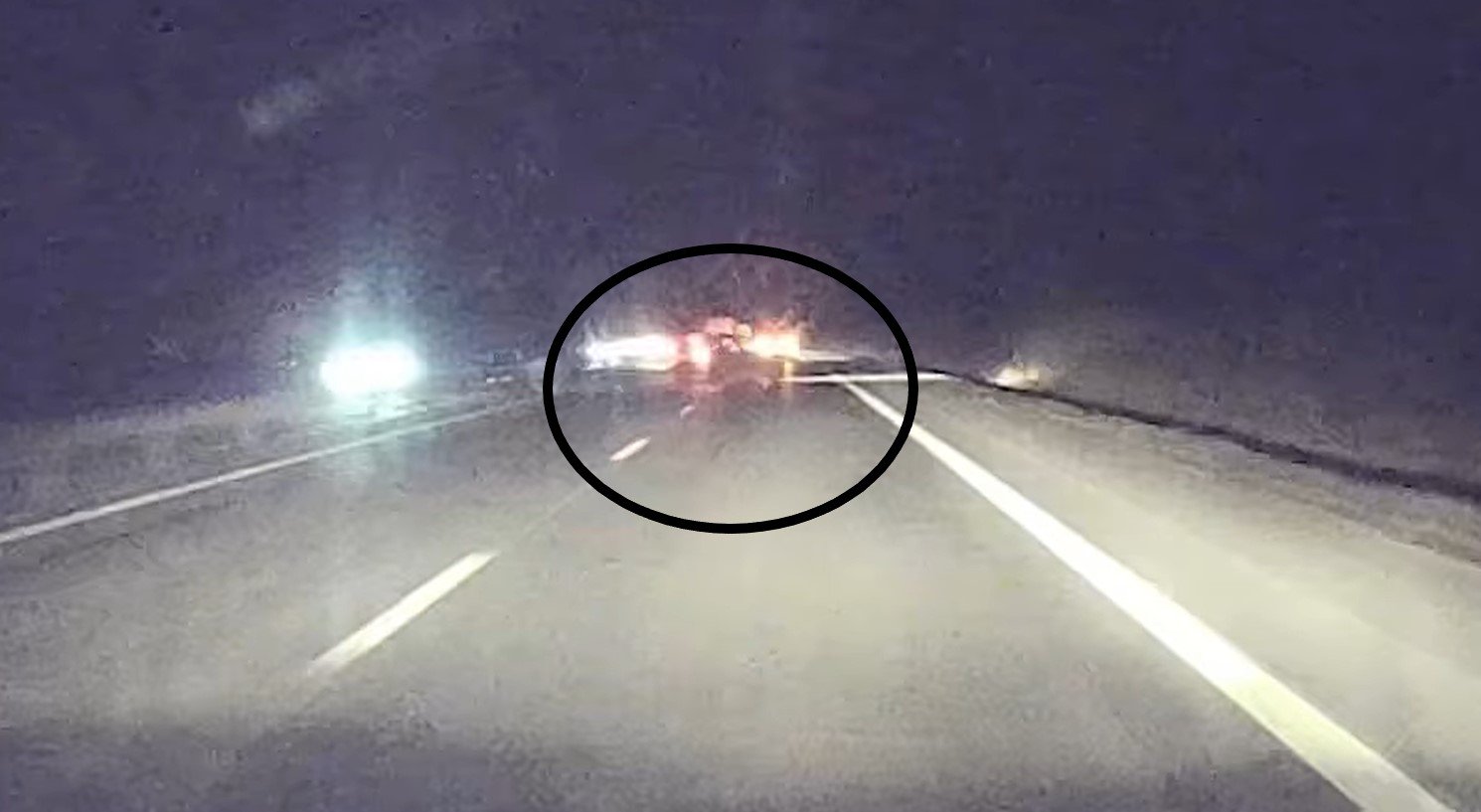  VIDEO: Un jandarm, aflat în timpul său liber, a salvat două persoane dintr-un accident produs pe autostradă