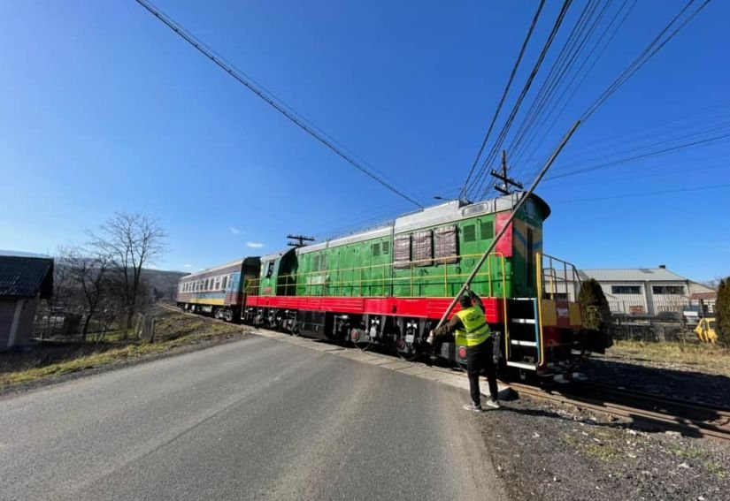  Moment istoric: s-a redeschis o nouă legătură feroviară cu Ucraina. Dar partea română s-a făcut de râs: trenul s-a blocat în firele electrice