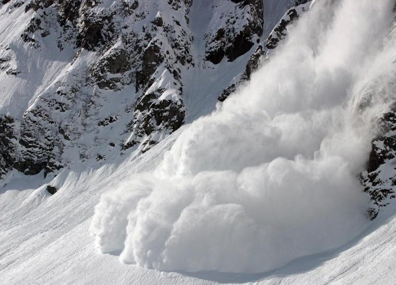  Turiști surprinși de o avalansă în Munții Rodnei. O persoană ar fi murit. iar alte două sunt date dispărute