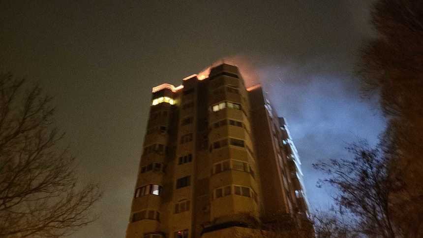  Incendiu de proporţii la acoperişul unui bloc. 37 de persoane, evacuate de pompieri, altele autoevacuate
