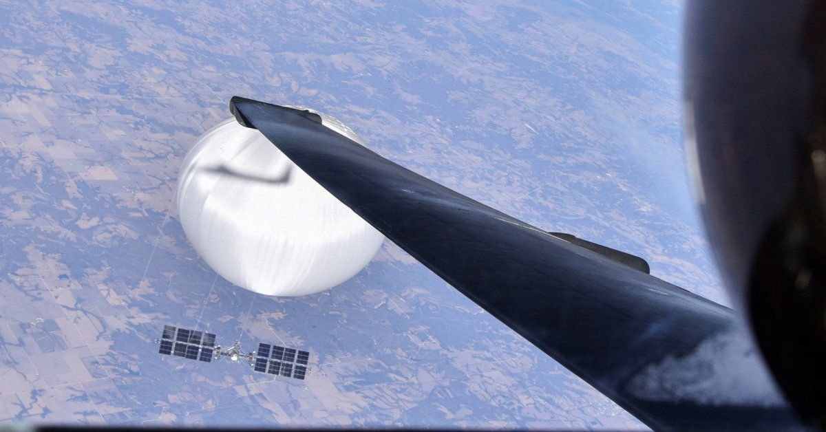  Pentagonul a făcut public un selfie realizat de un pilot, care arată balonul chinezesc de spionaj în aer
