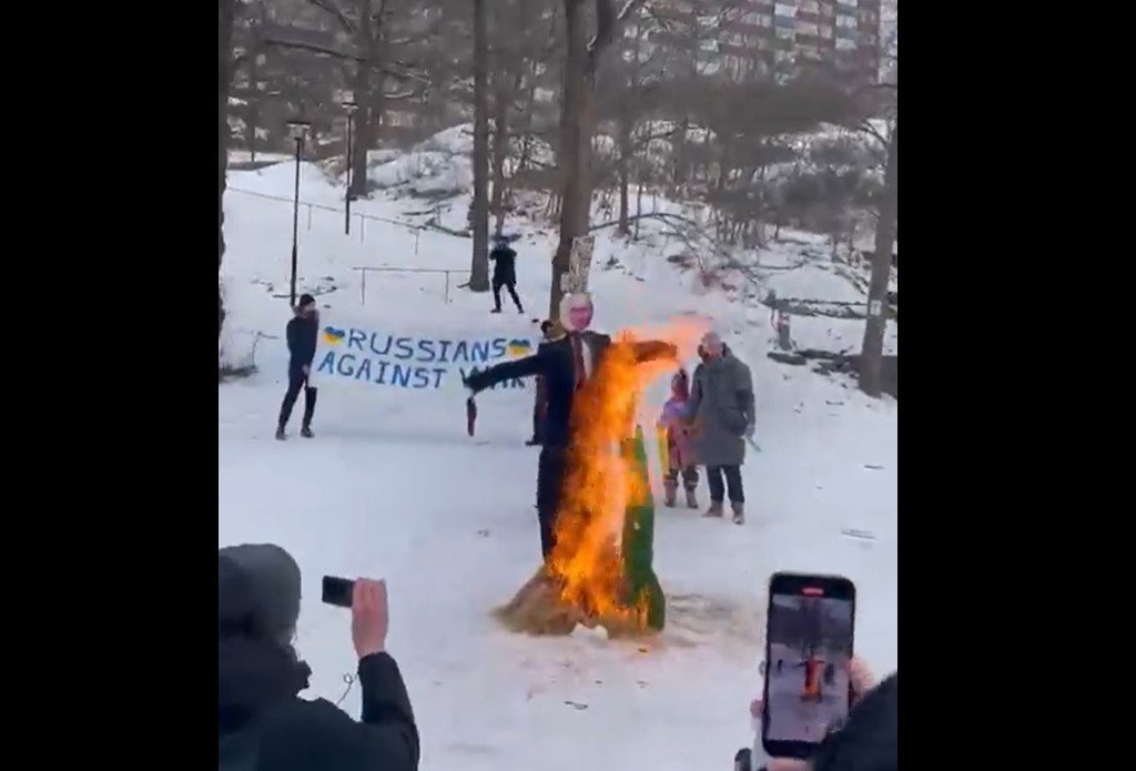  O păpuşă reprezentându-l pe Vladimir Putin a fost arsă în apropierea ambasadei Rusiei la Stockholm