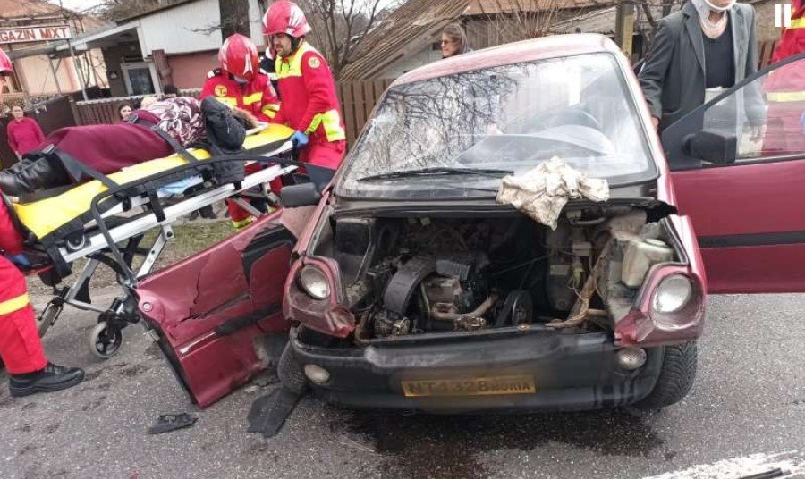  Accident pe drumul morţii: două persoane au ajuns la spital în urma coliziunii dintre două maşini