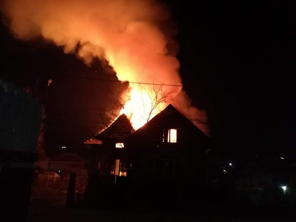  Incendiu la o casă din localitatea Orzeni, comuna Hoboca