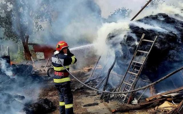  Un bărbat din Bacău şi-a incendiat casa construită de voluntari, cu bani din donaţii