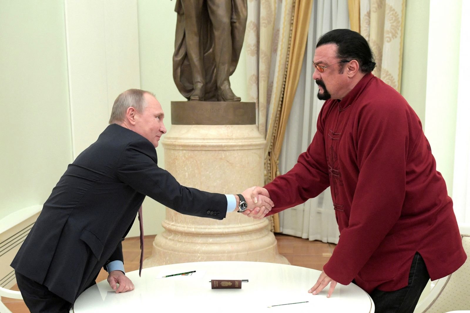  Putin l-a decorat pe actorul Steven Seagal pentru „acţiuni umanitare”