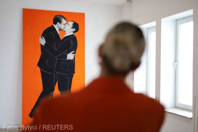  O artistă din Kosovo a primit ameninţări pentru o pictură în care preşedintele sârb şi premierul kosovar se sărută