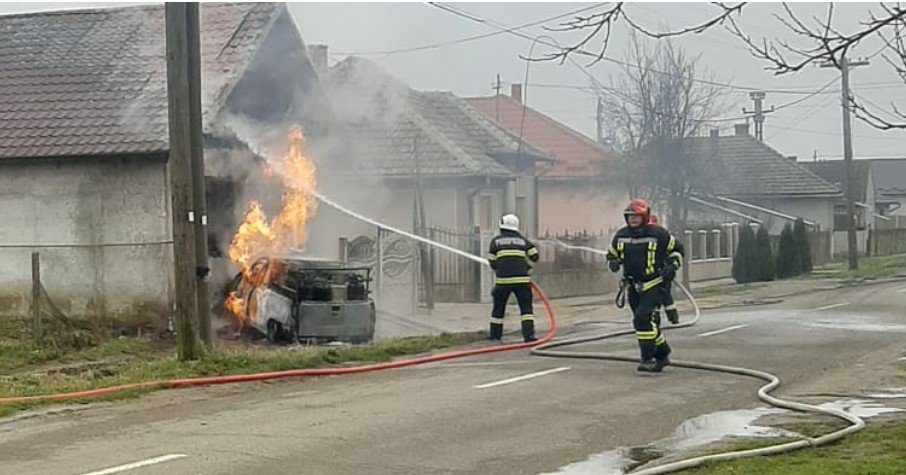  Un camion plin cu butelii de butan s-a răsturnat, a luat foc, iar incendiul s-a extins la o casă din apropiere