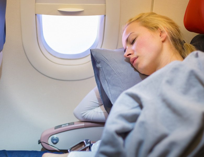  De ce să nu dormi în avion sprijinit de geam. Dezvăluirile unui însoțitor de zbor