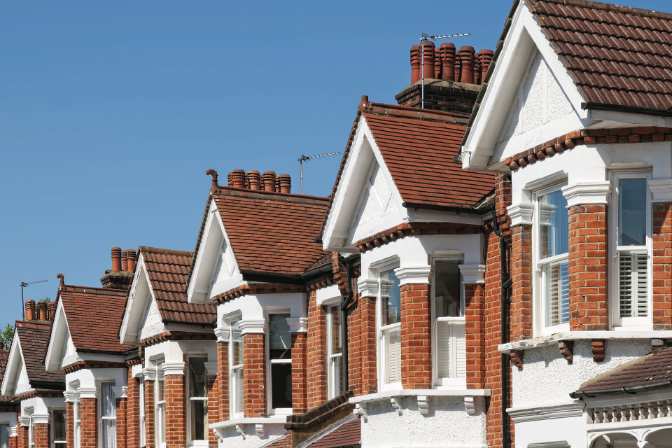  Preţurile locuinţelor din Marea Britanie au înregistrat în februarie cel mai mare declin anual după iunie 2020