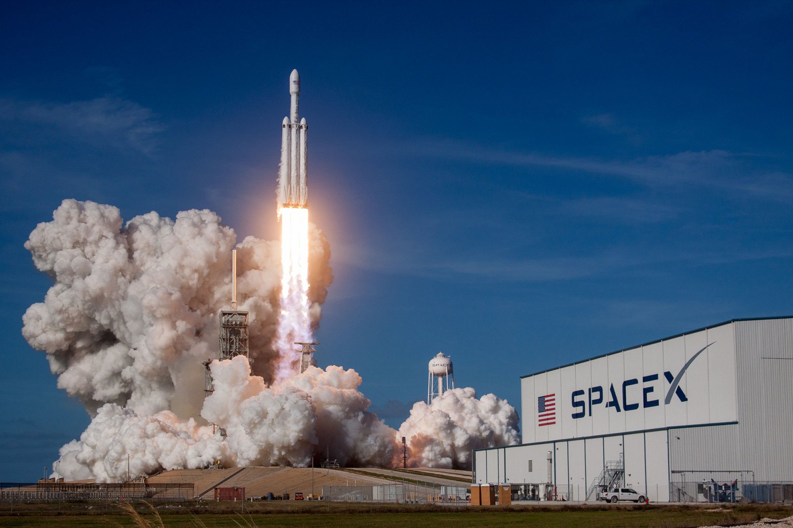  SpaceX a lansat patru astronauţi spre Staţia Spaţială Internaţională, între care un cosmonaut rus