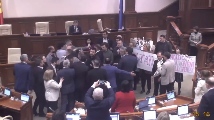  Limba română în legislaţia din Moldova: Oamenii lui Putin au făcut scandal în Parlamentul de la Chişinău – VIDEO