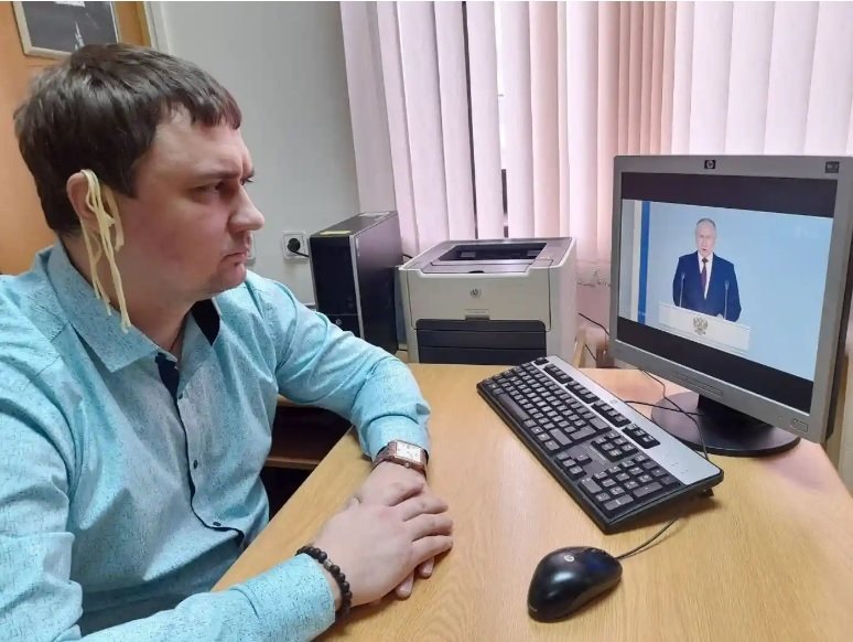  Un deputat rus va fi judecat după ce a ascultat discursul lui Putin cu tăiţei atârnând de urechi