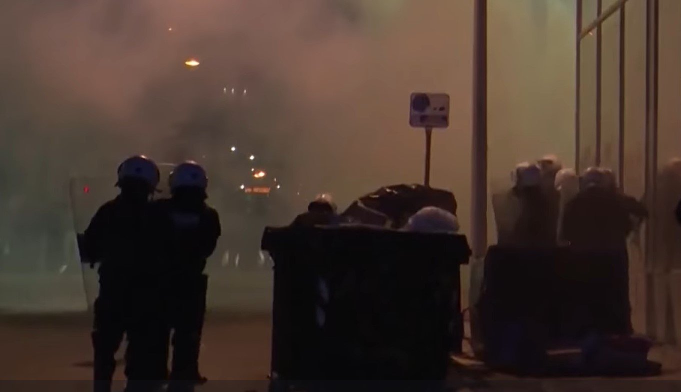  VIDEO: Ciocniri între poliţişti şi un grup de protestatari în centrul Atenei. Oamenii cer socoteală autorităţilor după accidentul de tren