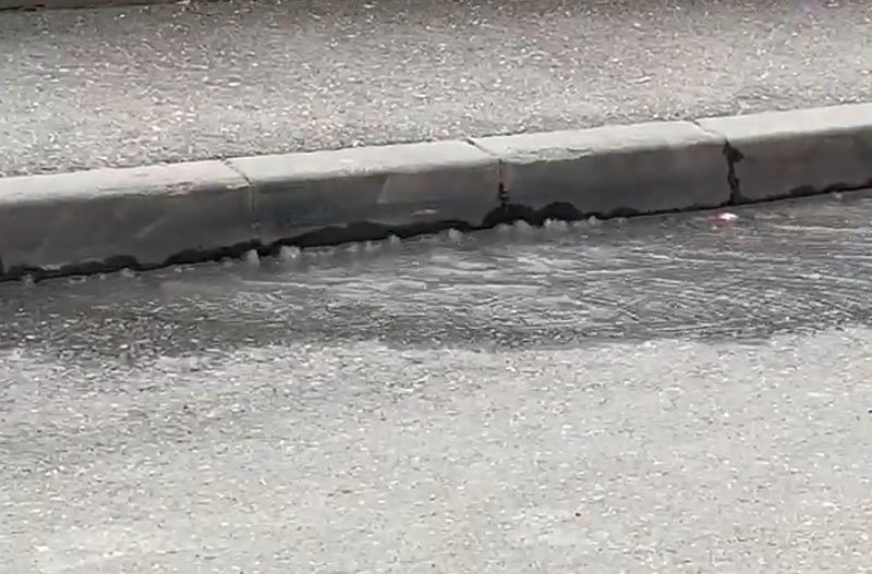  VIDEO Iar țâșnește aiurea apa de sub trotuare. Avarie majoră chiar lângă sediul Apa Vital
