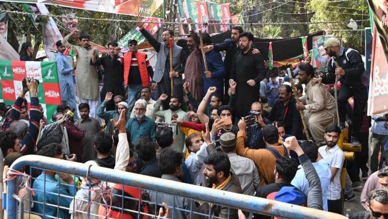  VIDEO Fostul premier Imran Khan s-a baricadat în locuinţă pentru a nu fi arestat