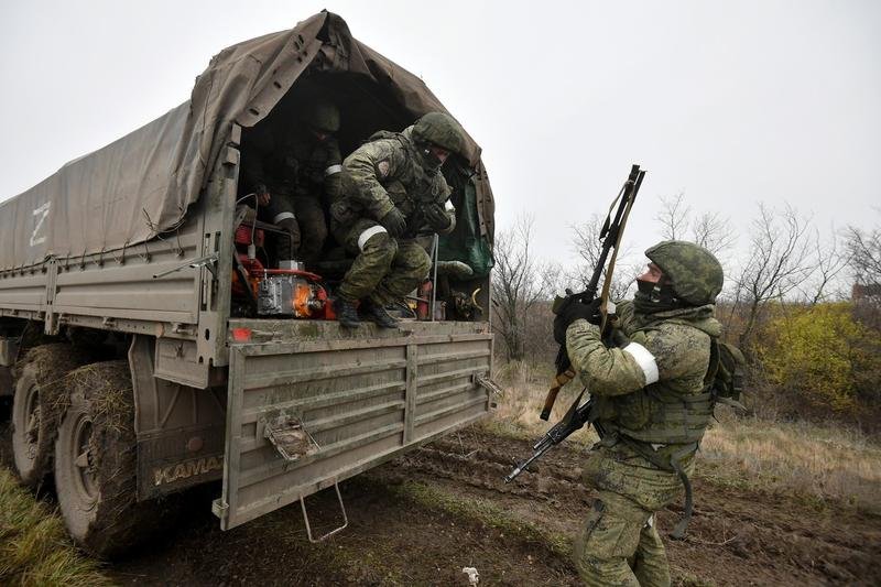  Ministerul britanic al Apărării: Soldaţii ruşi, trimişi să lupte cu lopeţi din cauza lipsei de muniţie