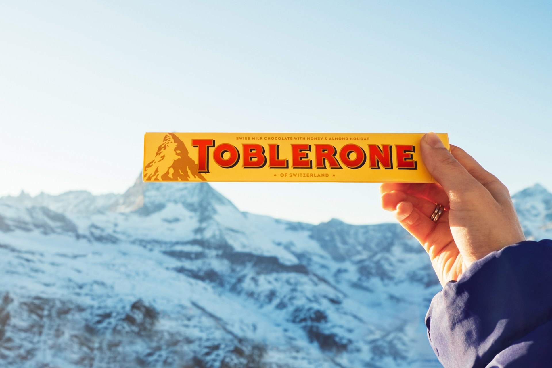  Ciocolata Toblerone este obligată să-și schimbe ambalajul. Dispare vestitul vârf muntos Matterhorn