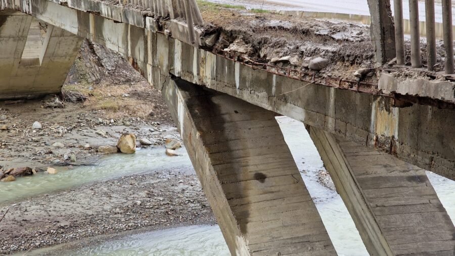  FOTO Pod care stă cadă, cârpit de CNAIR cu prăjini