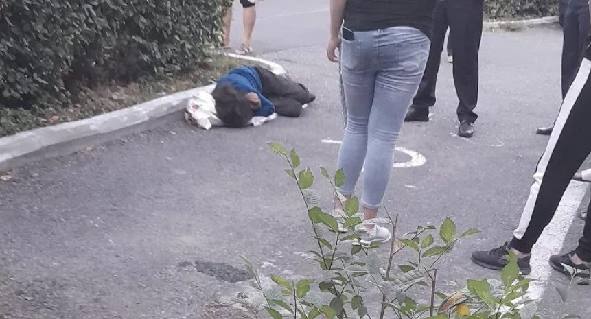  O femeie care a căzut pe stradă fiindcă i se făcuse rău a fost ignorată mai bine de o oră de trecători
