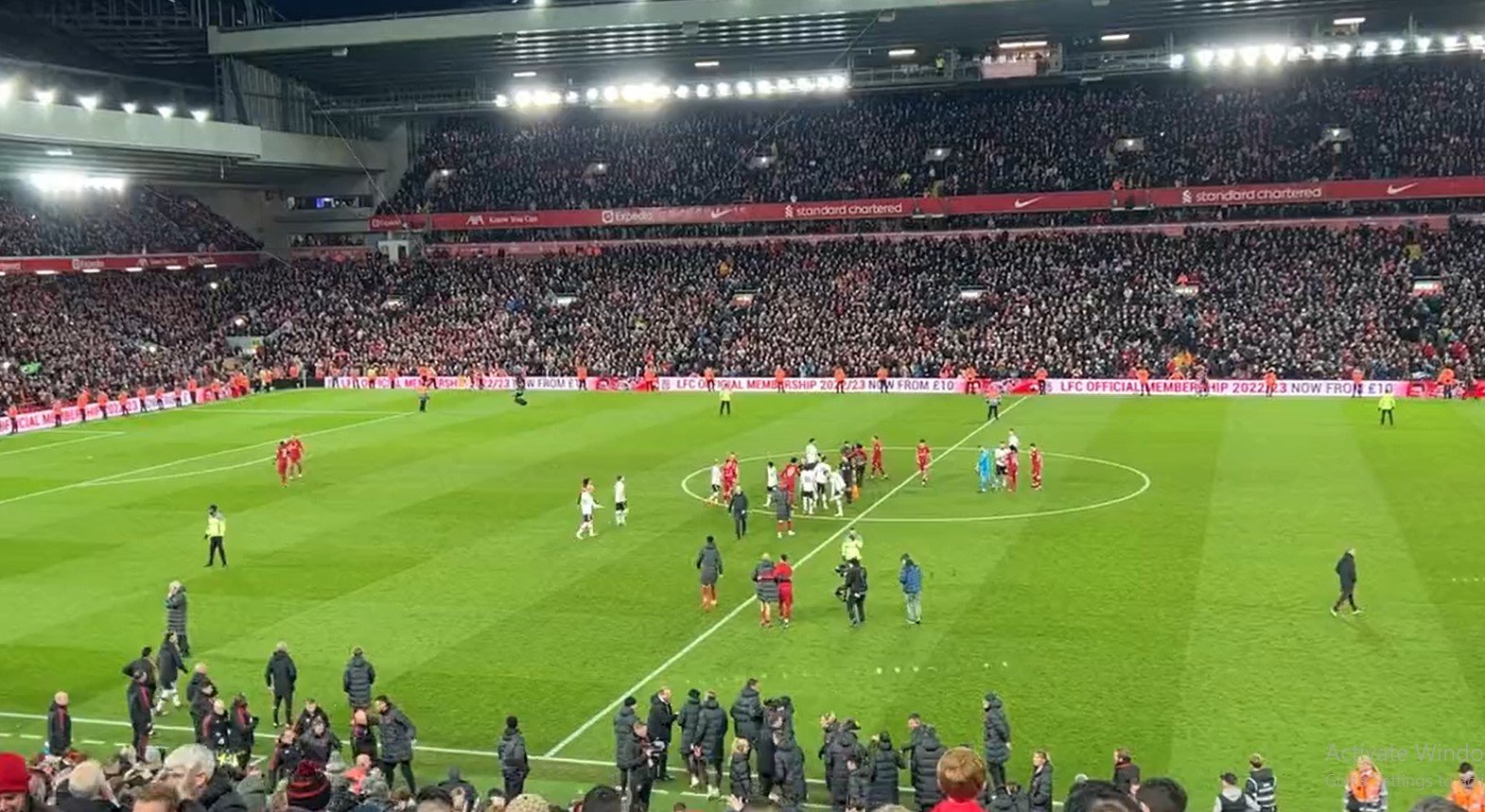  La finalul umilinţei cu Liverpool, Varane le-a ordonat coechipierilor săi de la Manchester United să salute fanii