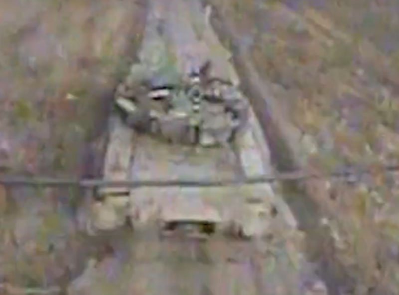  VIDEO Lovitură de precizie milimetrică a unei drone ucrainene: A intrat prin trapa unui tanc rusesc aflat în mișcare