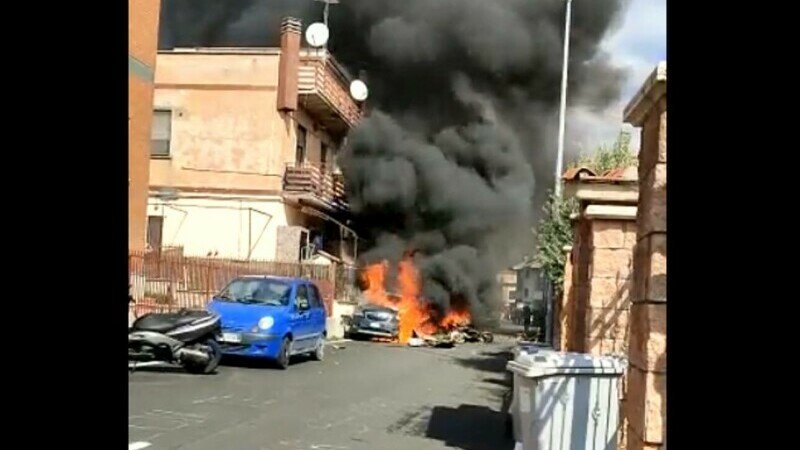  VIDEO Două avioane militare s-au ciocnit în aer și s-au prăbușit pe o stradă din Roma. Piloții au murit
