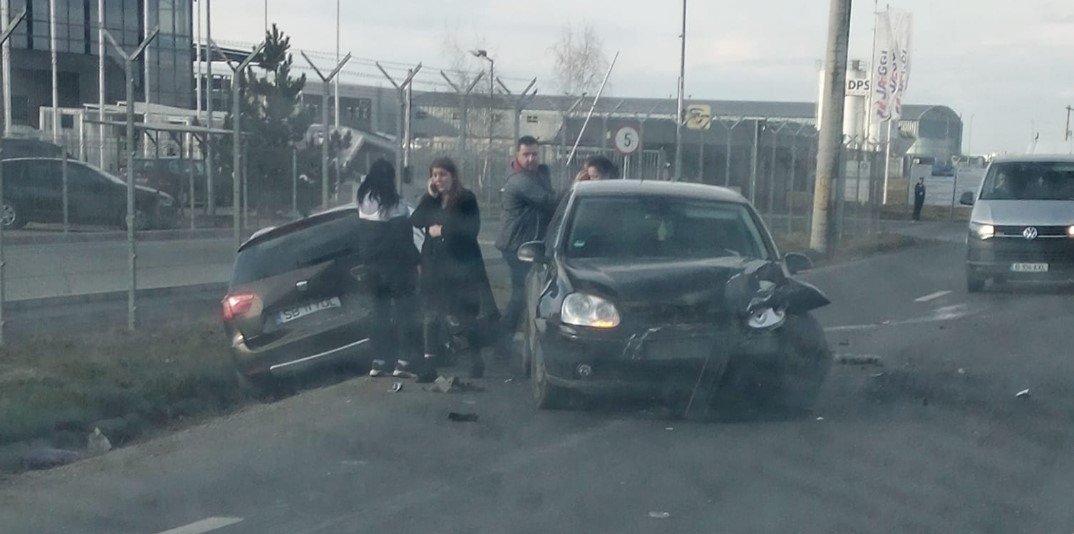  Ciocnire frontală între două maşini: o tânără şi doi copii au fost duşi la spital