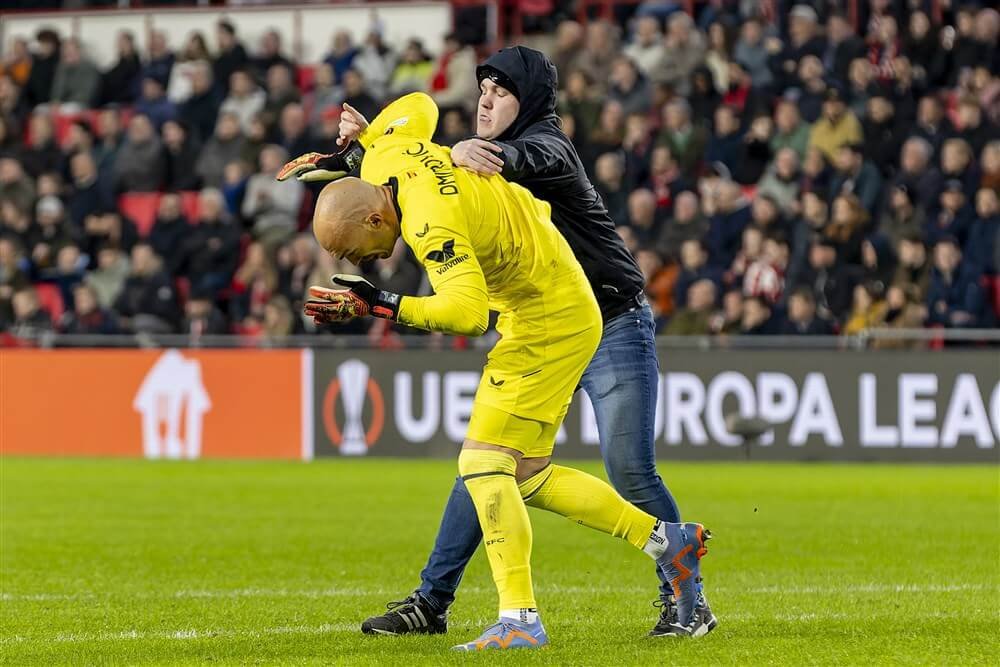  FOTO: Suporterul care l-a atacat pe portarul echipei FC Sevilla la un meci din Liga Europa a fost condamnat la închisoare