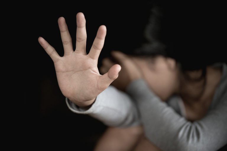  Un bărbat român şi-a vândut fiica de 12 ani unui francez pentru a fi exploatată sexual