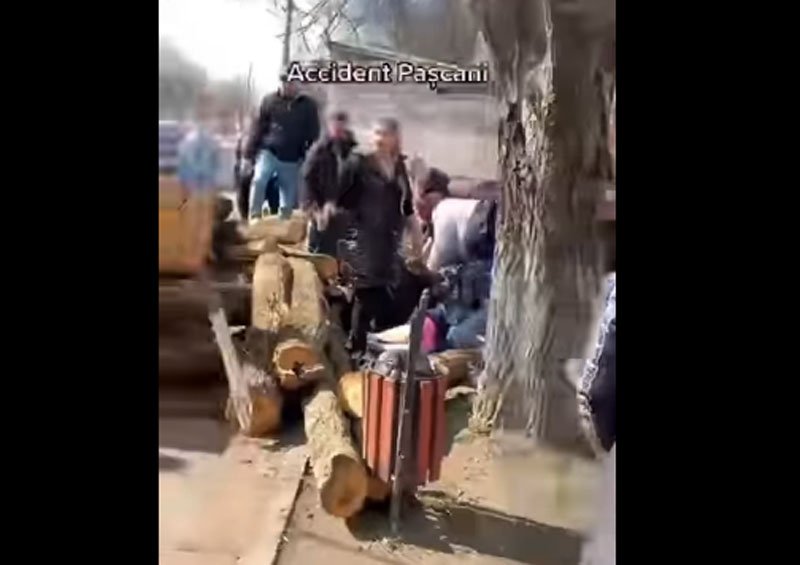  VIDEO Imagini dramatice de la Pașcani, cu buștenii răsturnați peste pietoni. ATENȚIE; imagini care vă pot afecta emoțional!